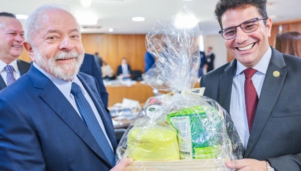 Gladson presenteia Lula com cesta de produtos acreanos